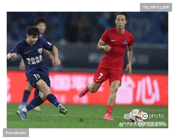 更衣室特写:沧州雄狮主帅中场休息的战术调整纸条在赛后曝光